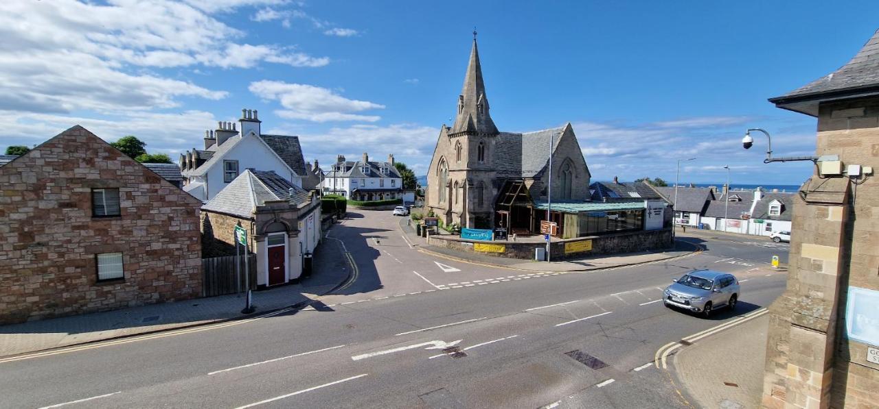 Colin Young Place Nairn Extérieur photo