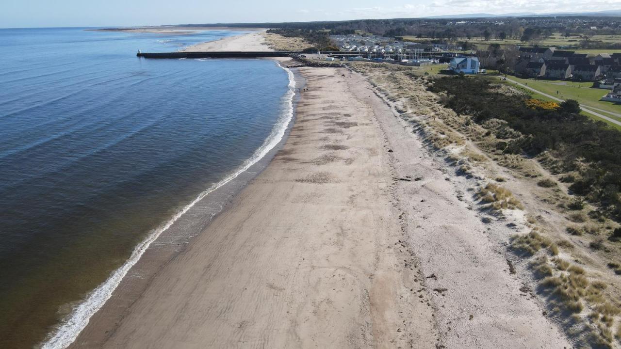 Colin Young Place Nairn Extérieur photo