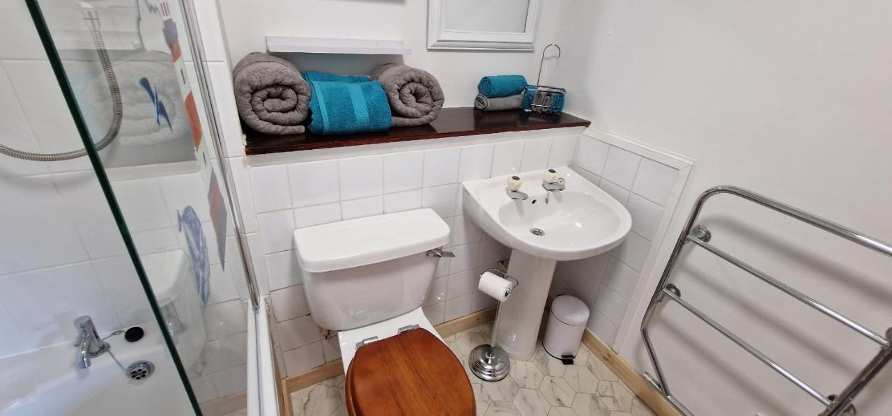 Colin Young Place Nairn Extérieur photo