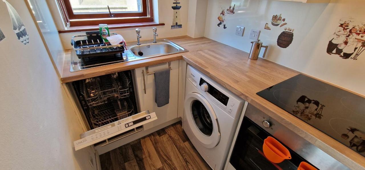 Colin Young Place Nairn Extérieur photo