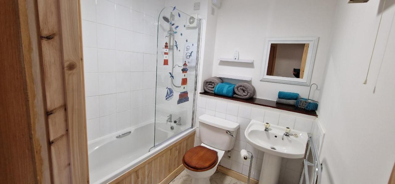 Colin Young Place Nairn Extérieur photo