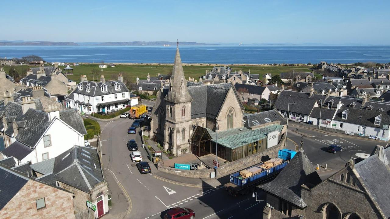 Colin Young Place Nairn Extérieur photo